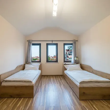 Spacious 2-bdr Loft In House - Old Town Апартамент *