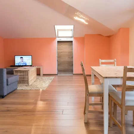 Spacious 2-bdr Loft In House - Old Town Апартамент