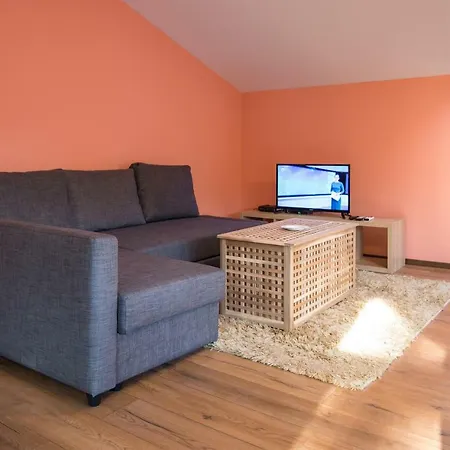 Spacious 2-bdr Loft In House - Old Town Апартамент