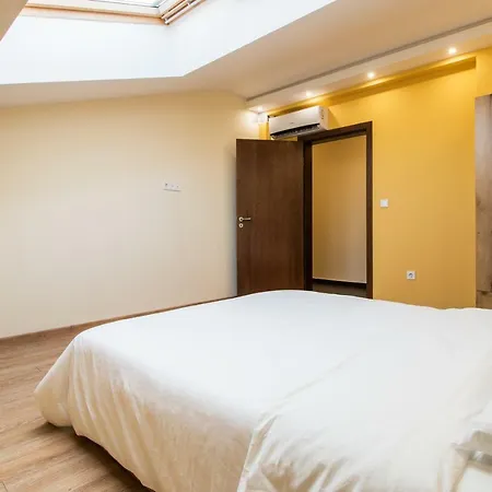 Апартамент Spacious 2-bdr Loft In House - Old Town *